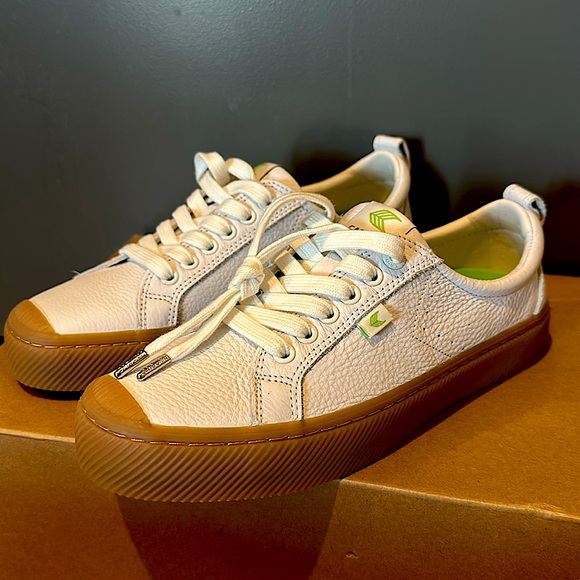 Cariuma sneakers- never worn - Picture 1 of 3